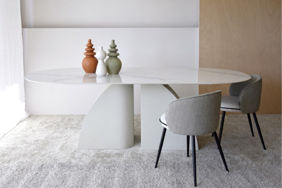 Mesa de comedor oval NORTE con tapa cerámica mármol blanco y gris